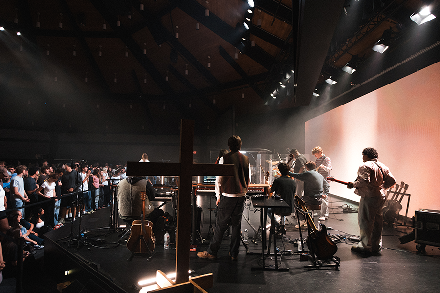 Students in Bush Chapel worshipping.