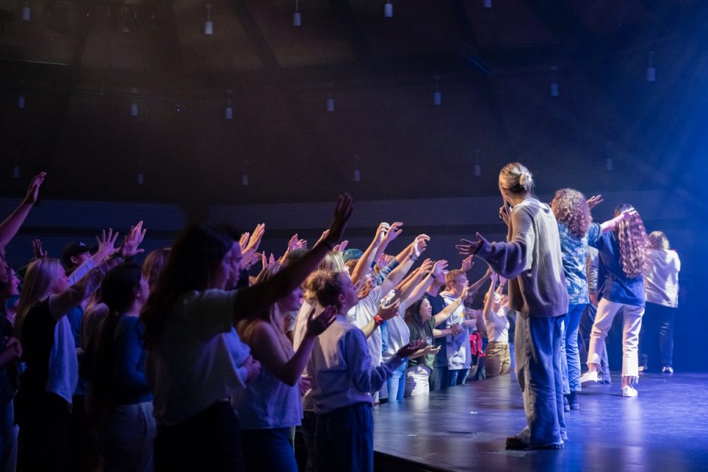 SEU students worshiping at chapel
