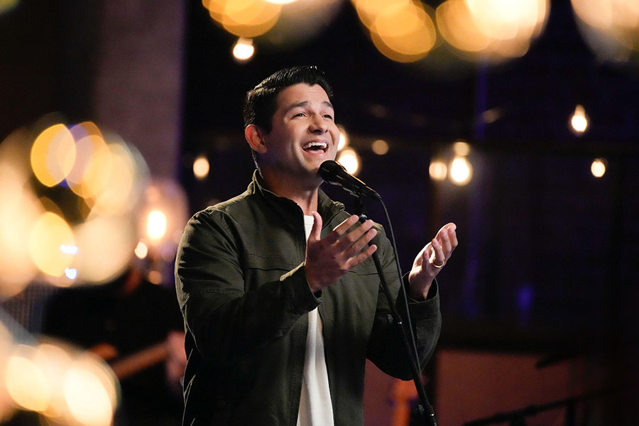 Carlos Santiago singing on stage.